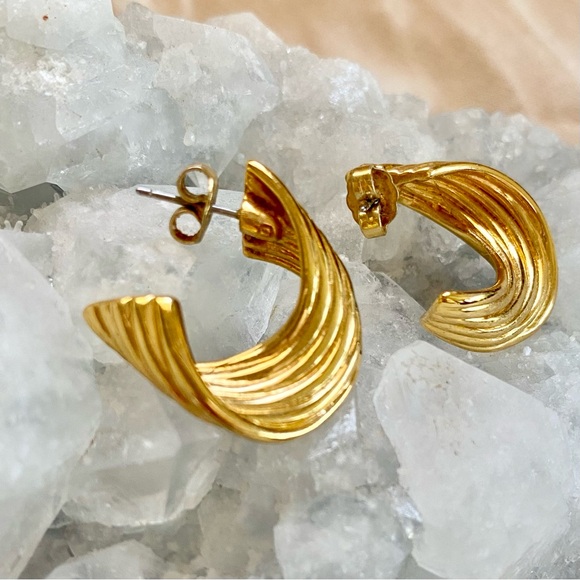 Vtg Avon Sleek Hoop Earrings - Picture 3 of 5